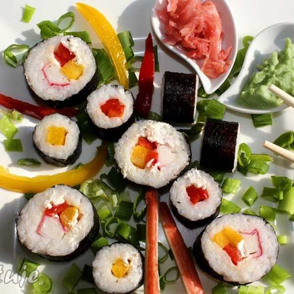 Sushi maki z papryką i paluszkami surimi (sushi dla początkujących)