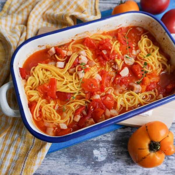 Spaghetti z zapiekanym sosem z pomidorów i boczku
