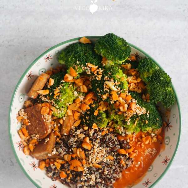 BUDDHA BOWL: BROKUŁ, TEMPEH, QUINOA, SOS POMIDOROWY