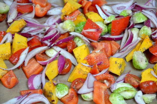 Pieczone warzywa sezonowe z sosem z awokado
