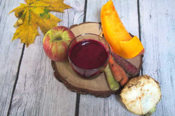 Domowy sok warzywno-owocowy – z buraka, selera, marchewki i jabłek