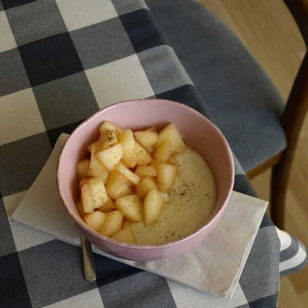 Rozgrzewająca kasza manna z jabłkiem i cynamonem - idealna na jesienne śniadanie!