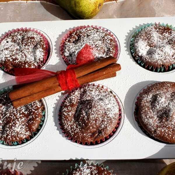 Czekoladowe muffiny z gruszką i cynamonem