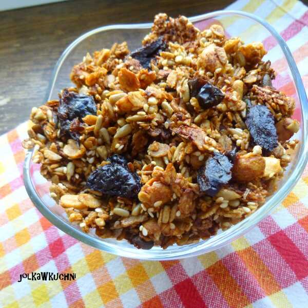 Sezamowa granola z tahini i suszoną śliwką