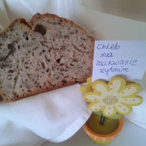Pełnoziarnisty chleb na zakwasie żytnim