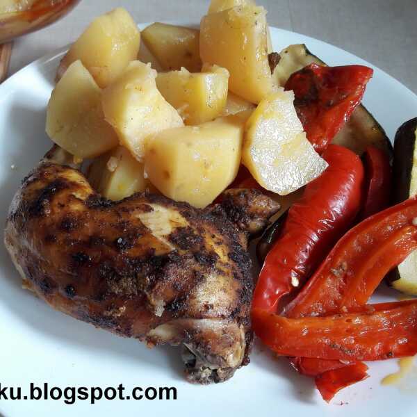 Zapiekane ćwiartki z kurczaka z ziemniakami i warzywami