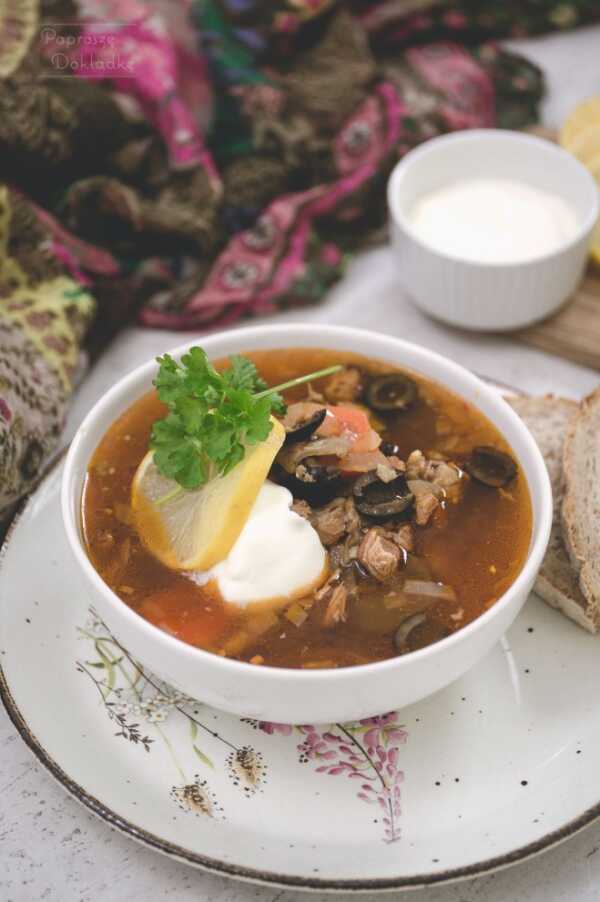 Solianka (солянка) – rosyjska zupa na wywarze mięsnym z warzywami