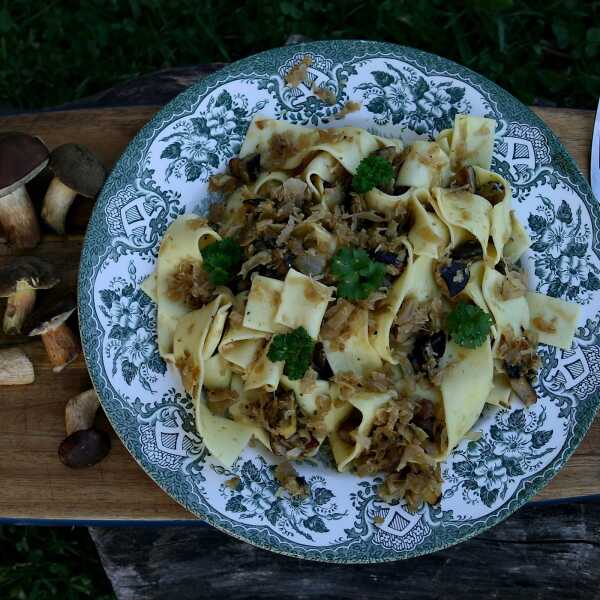 Pappardelle z leśnymi grzybami i kiszoną kapustą