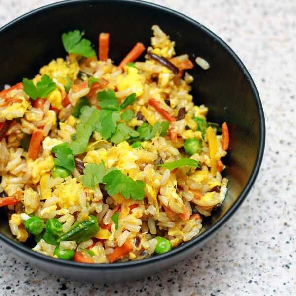 Szybki ryż po chińsku z warzywami i jajkiem (bezglutenowy, FIT) + kalendarz roślin sezonowych - luty