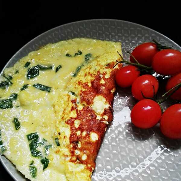 Kremowy omlet ze szczypiorkiem