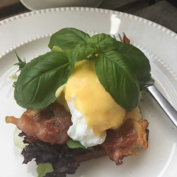 Jajka po benedyktyńsku (eggs Benedict)