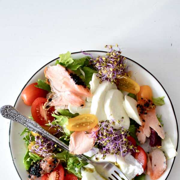 Sałatka z łososiem, mozzarellą i jajkiem