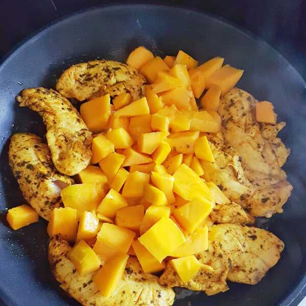 Kurczak curry w mleku kokosowym z mango