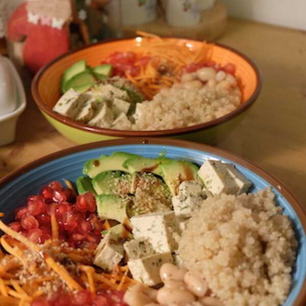 Kolejny Buddha bowl: quinoa, biala fasola, tofu, marchew, granat i awokado.