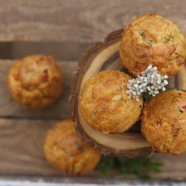 Muffinki na słono z cebulką, papryką i serem żółtym