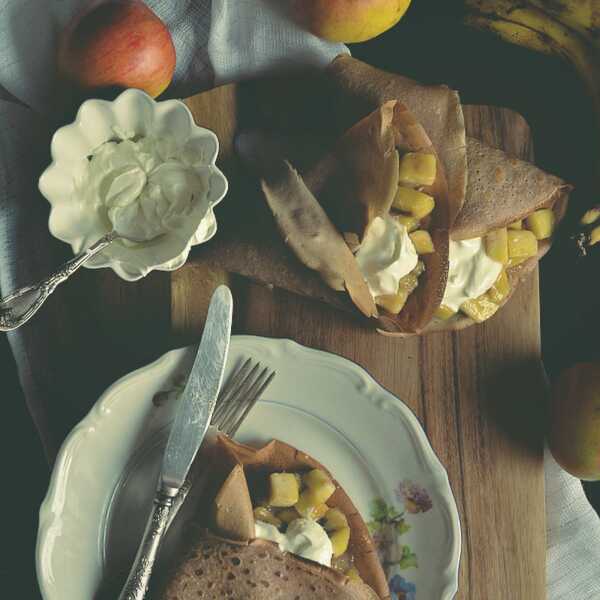 Naleśniki kasztanowe z karmelizowanym bananem i jabłkiem