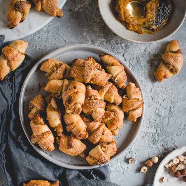 RUGELACH Z MASŁEM DYNIOWYM I ORZECHAMI.