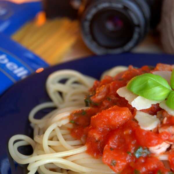 Spaghetti z pomidorami i tuńczykiem
