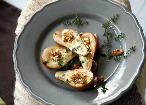 Gruszki zapiekane z serem gorgonzola, tymiankiem i orzechami włoskimi