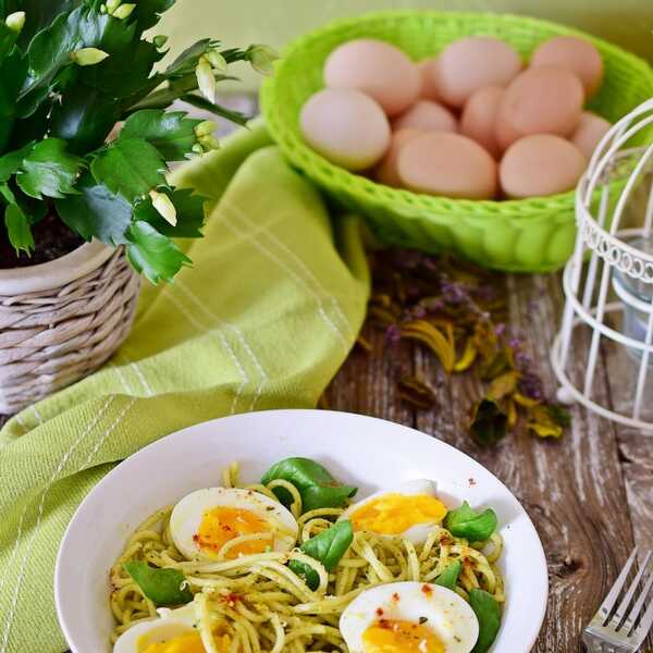 Spaghetti z zielonym pesto i jajkami od szczęśliwych kurek