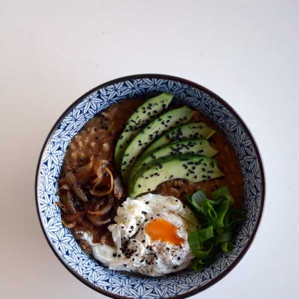 Owsianka z pastą miso, awokado, jajkiem w koszulce i szczypiorkiem