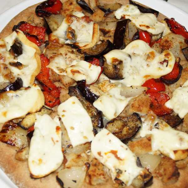 Pełnoziarnista pizza z pieczonymi warzywami