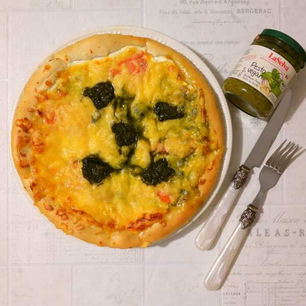 Pizza z łososiem i pesto 