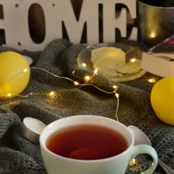 Rozgrzewająca herbata z cytryną i pomarańczą, idealna zimą