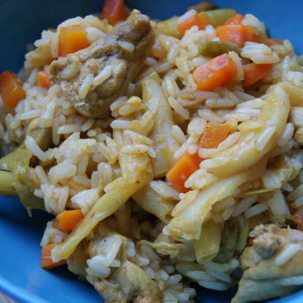 Kurczak curry smażony z warzywami i ryżem