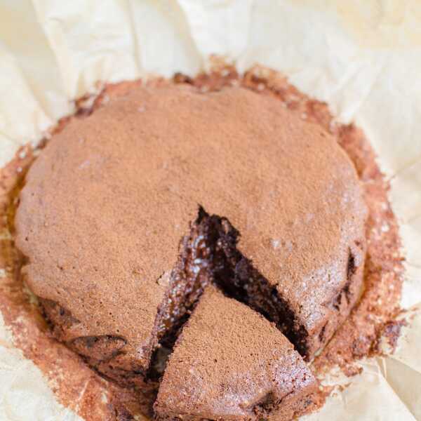 Ciasto czekoladowo-migdałowe z Marsalą i suszonymi śliwkami