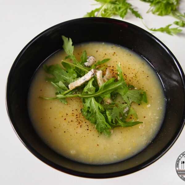 Zupa krem porowo-ziemniaczana podana z gorgonzolą i listkami rukoli