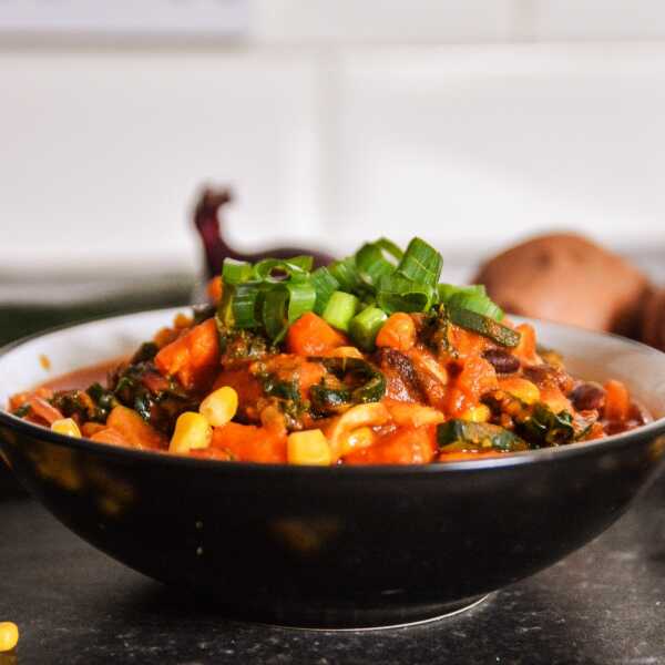 Rozgrzewające warzywne chilli z batatami i jarmużem // vegan veggie chilli with sweet potatoes and kale