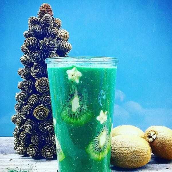 Spirulina + kiwi + banan + płatki owsiane + woda kokosowa