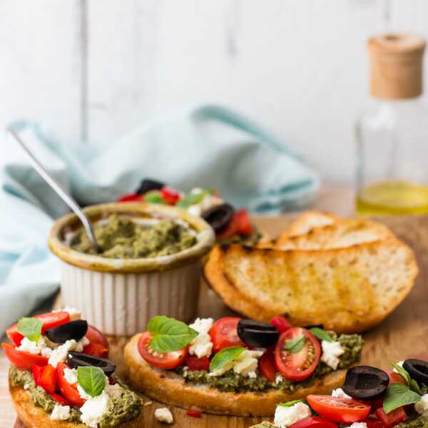 Pomysł na Sylwestra - szybkie crostini z pesto z rukoli