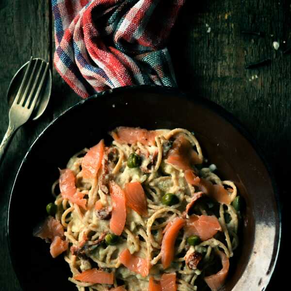 Spaghetti w sosie z kalafiora z wędzonym łososiem, kaparami i suszonymi pomidorami