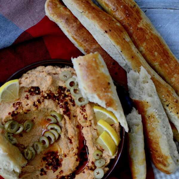 Hummus z oliwkami i suszonymi pomidorami oraz domowe bagietki 