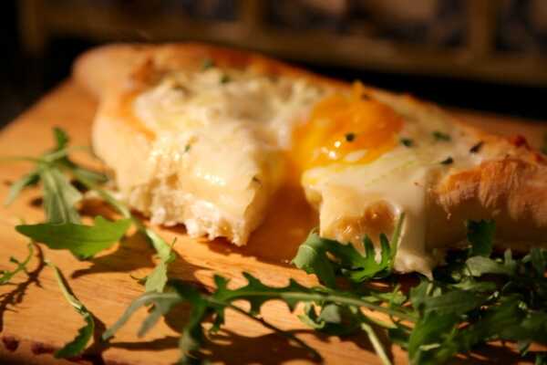 Chaczapuri, drożdżowe łódeczki z serem