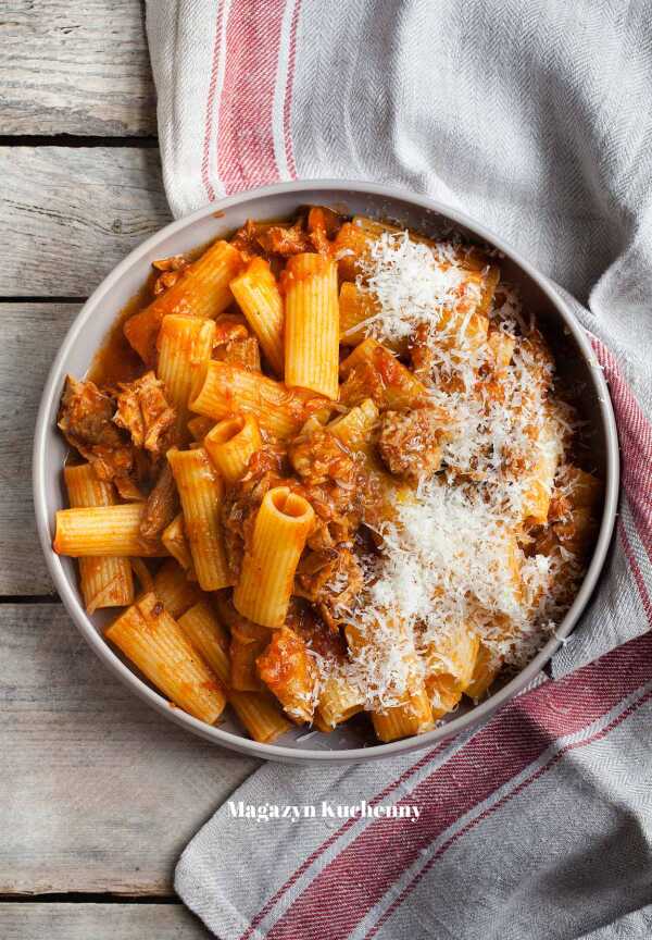 Rigatoni z wieprzowiną w sosie pomidorowym