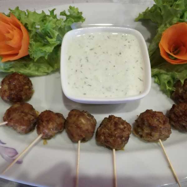 Mini kuleczki z sosem tzatziki