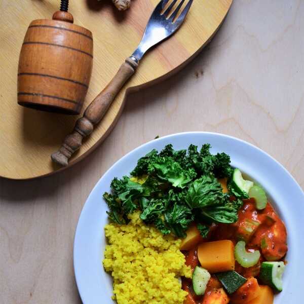 Warzywa w lekkim curry z kaszą jaglaną i jarmużem