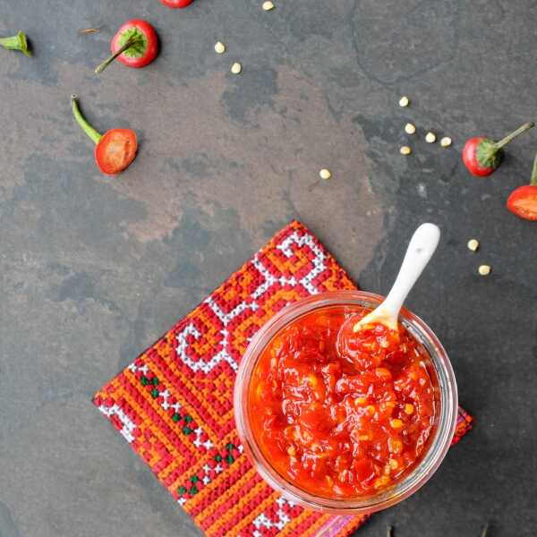 Pikantny sos chilli domowej produkcji do potraw azjatyckich