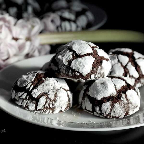 Popękane ciasteczka czekoladowe, czyli chocolate crinkle cookies