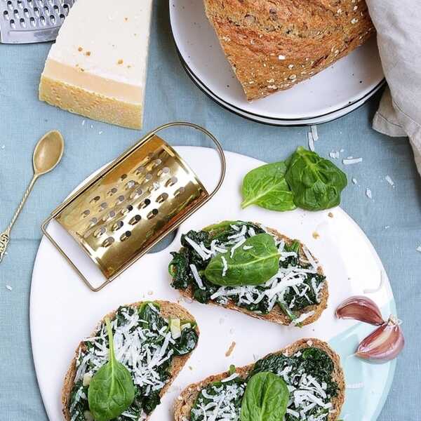 Bruschetta ze szpinakiem i grana padano