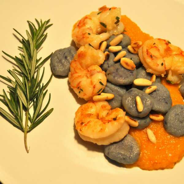 Gnocchi z fioletowych ziemniaków z krewetkami na dyniowym musie