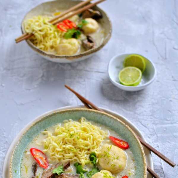 Kokosowa zupa z pulpecikami rybnymi, makaronem chow mein i limonką!