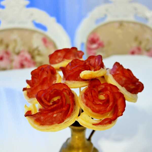Róże z ciasta francuskiego i kiełbasy