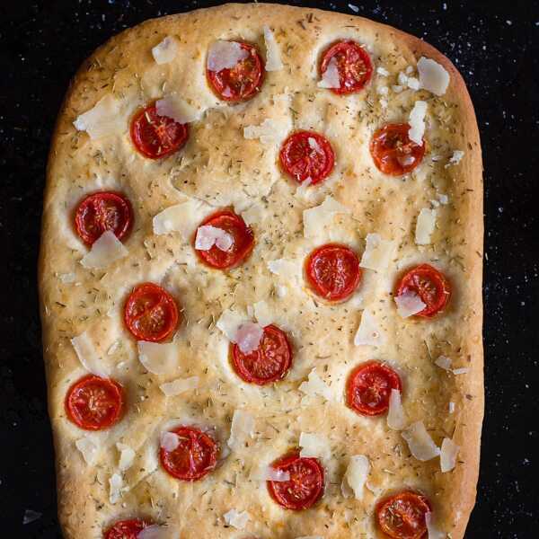 Focaccia z pomidorkami i parmezanem