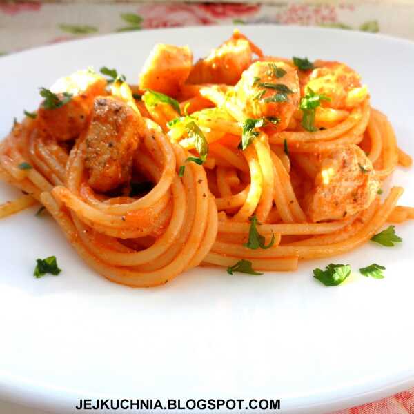 MAKARON SPAGHETTI Z KURCZAKIEM I PESTO Z POMIDORÓW