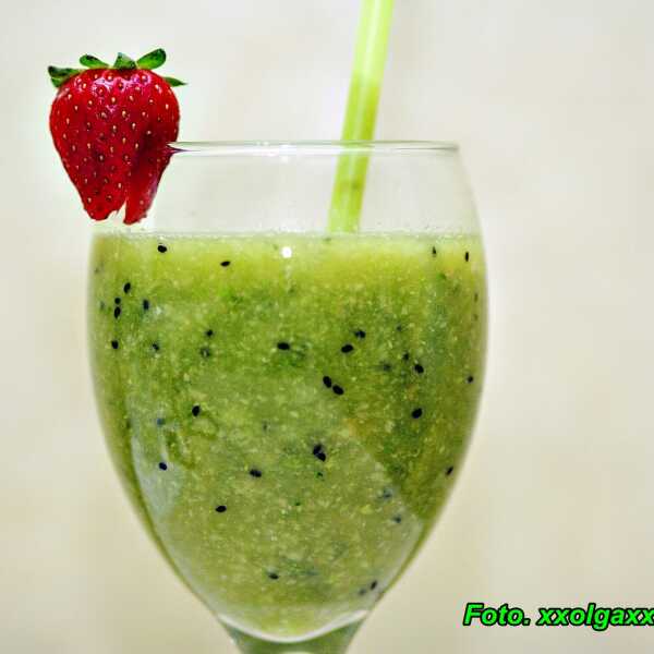 Smoothie z ananasa i kiwi.