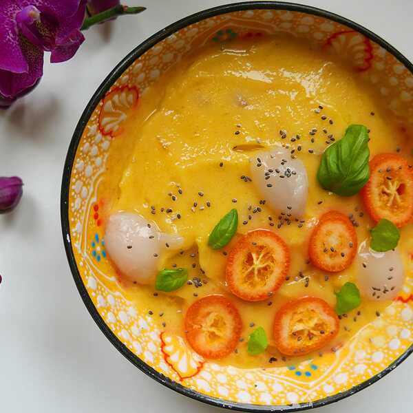 Smoothie bowl z mango i bananem